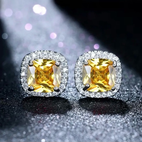 ✨✨Dainty Stud Citrine Earring✨✨✨ - Picture 3 of 4